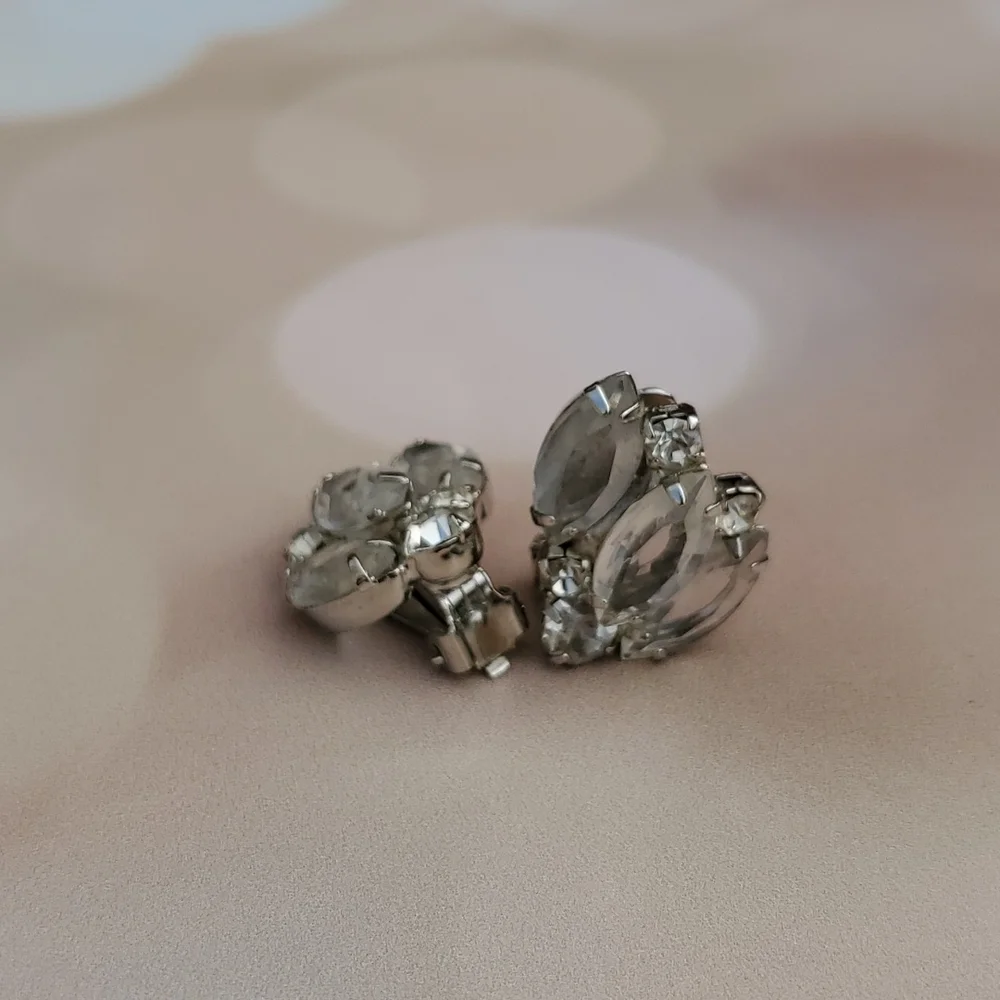 Vintage Silvertone clear rhinestones prong set clip ons unsigned - Picture 5 of 6